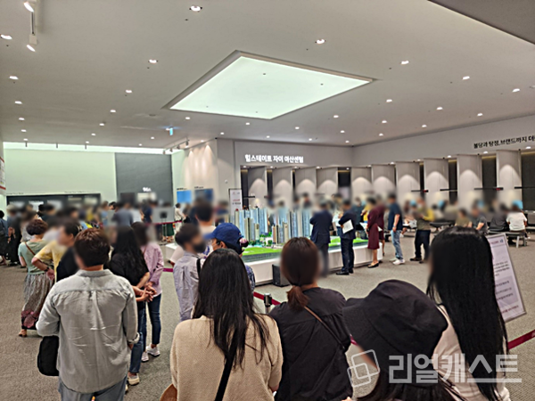 견본주택 오픈 첫날인 지난 8일, 힐스테이트 자이 아산센텀 유니트를 보기 위해 많은 인파가 몰렸다. 현대건설 제공