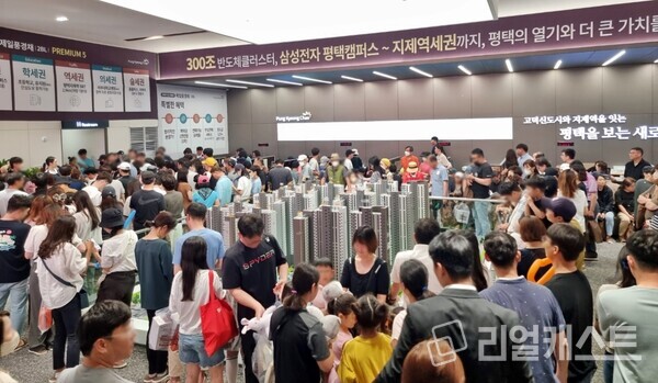 예비 청약자들이 지제역 반도체밸리 제일풍경채 2BL 견본주택을 둘러보고 있다. 제일건설(주) 제공