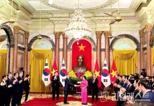 이한준 LH사장과 응우엔 흐엉 장(Nguyen Huong Giang) 박닌성장이 협약 기념 촬영을 하고 있다. 사진제공=LH