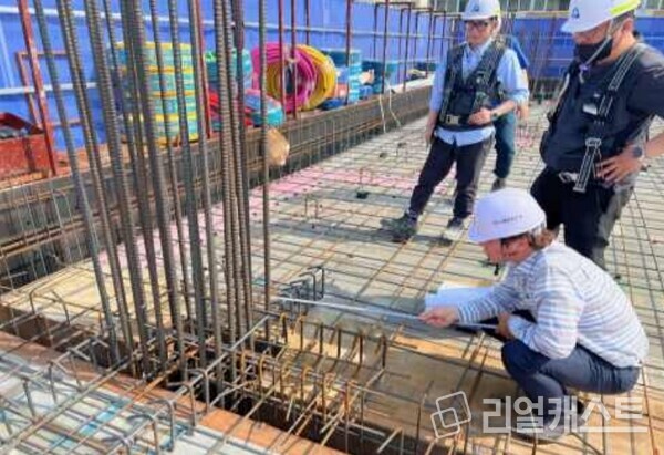 무량판 슬래브 철근배근과 개구부 주변 전단보강근 설치 검측 장면. 사진제공=SH공사