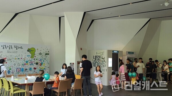 문화복합공간으로 조성된 래미안 라그란데 견본주택에 모인 인파. 삼성물산 제공(재배포 금지)