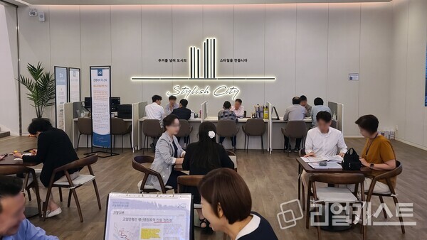 예비 청약자들이 견본주택 상담석에 상담을 받고 있다. 리얼캐스트DB