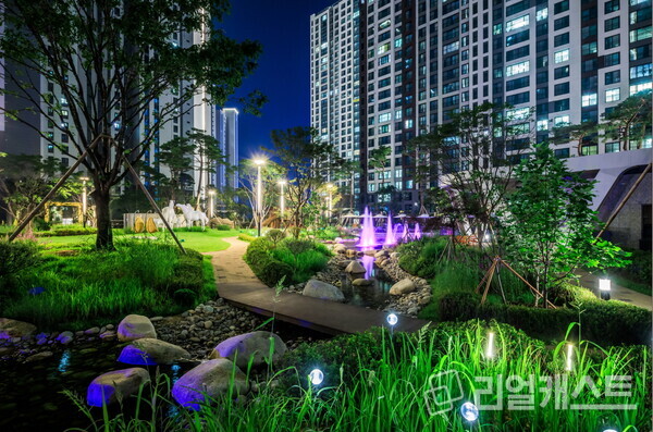 다양한 초화류와 나무가 있는 검암역 로열파크씨티 단지 내 조경 모습. DK아시아 제공