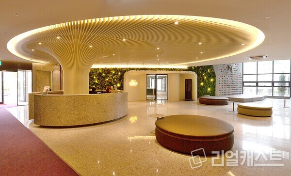 굿 디자인 어워드를 수상한 검암역 로열파크씨티 컨시어지라운지. DK아시아 제공