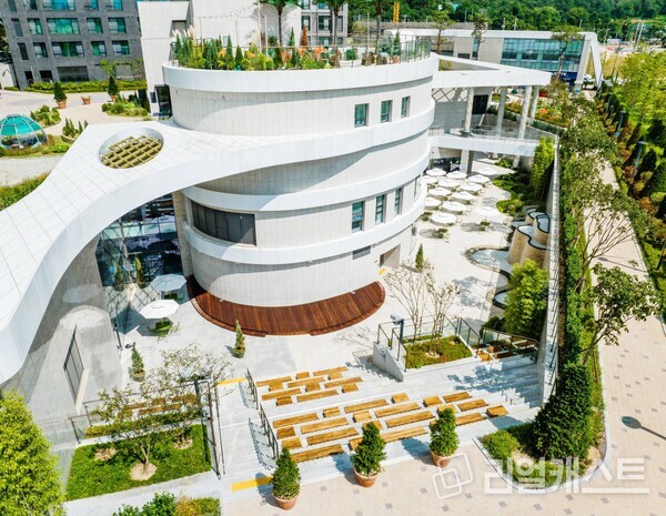 굿 디자인 어워드를 수상한 검암역 로열파크씨티 컨시어지라운지와 실내체육관이 위치한 커뮤니티. DK아시아 제공