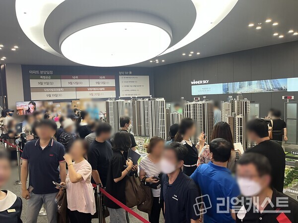 제일풍경채 계양 위너스카이 견본주택을 둘러보는 예비 청약자들. 제일건설(주) 제공