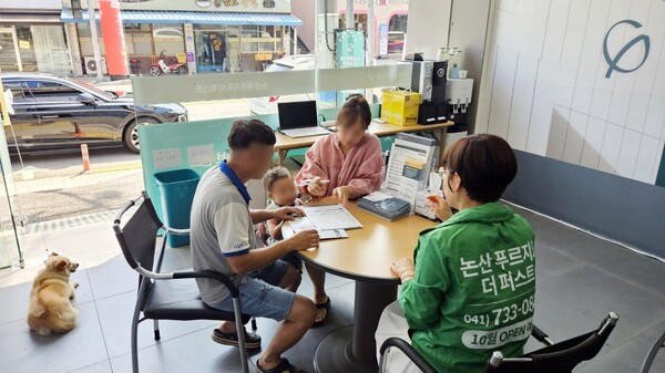 논산 푸르지오 더 퍼스트 청약지원센터에서 예비 청약자가 상담을 받고 있다. 대우건설 제공