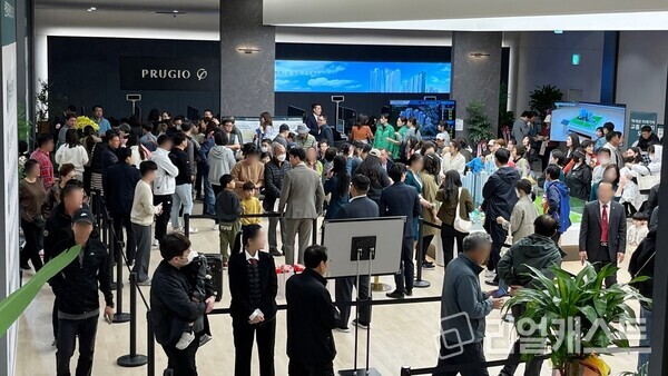 내방객들로 북적이는 논산 푸르지오 더 퍼스트 견본주택 내부. 대우건설 제공