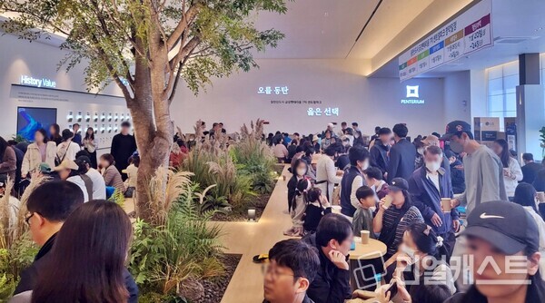 동탄신도시 금강펜테리움 7차 센트럴파크 견본주택에 많은 내방객이 몰렸다. 금강주택 제공