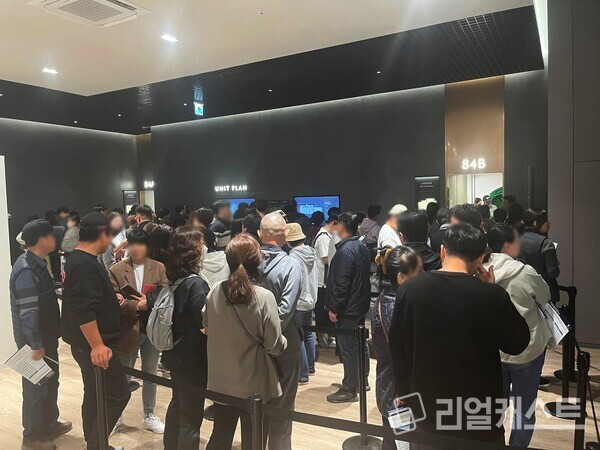 더샵 의정부역 링크시티 내부 구조를 보기 위해 예비 청약자들이 줄을 서서 기다리고 있다. 포스코이앤씨 제공