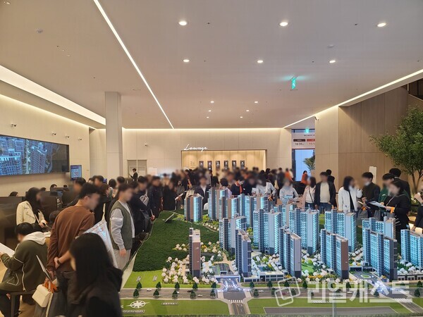 울산 다운2지구 우미린 더 시그니처 견본주택에서 모형도를 관람하고 있는 예비 청약자들. 우미건설 제공