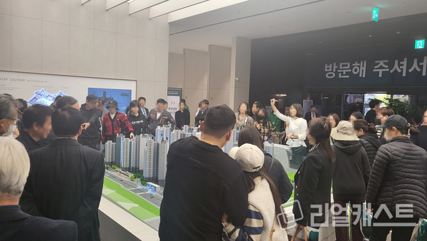 탕정 푸르지오 리버파크 견본주택을 방문한 내방객들이 모형도를 관람하고 있다 . 대우건설 제공