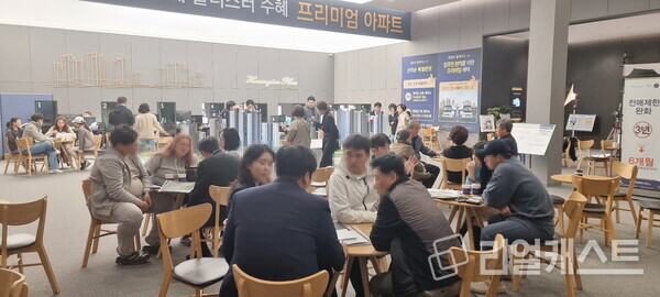 효성 해링턴 진사 견본주택을 찾은 방문객 모습. 효성중공업 제공