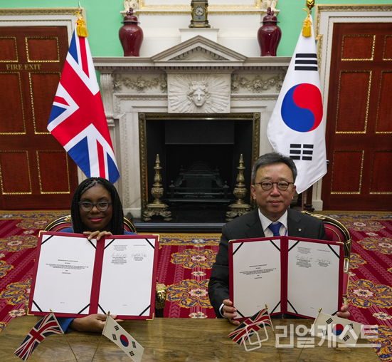 22일,  영국 런던 맨션하우스에서 신한은행과 영국 기업통상부가 업무협약을 체결했다. 영국 기업통상부 케미 베데노크 내각장관(왼쪽)과 신한은행 정상혁 은행장. 신한은행 제공