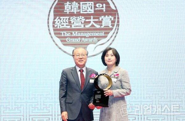 신한은행이 서울 중구 신라호텔에서 진행된 ‘2023 한국의 경영대상 수상식’에 참석했다. 신한은행 소비자보호그룹 박현주 부행장(오른쪽)과 한국능률협회컨설팅 심사위원회 한정화 위원장. 신한은행 제공