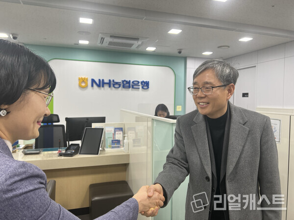 정현범 NH농협은행 서울본부장이 영업점을 찾아 직원들을 격려하고 있다. NH농협은행 제공