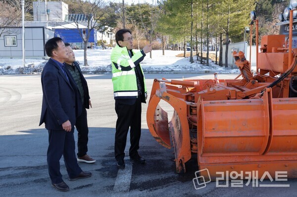 함진규 사장이 강원 동계청소년올림픽 관련 고속도로 제설상황 점검하고 있다. /한국도로공사 제공