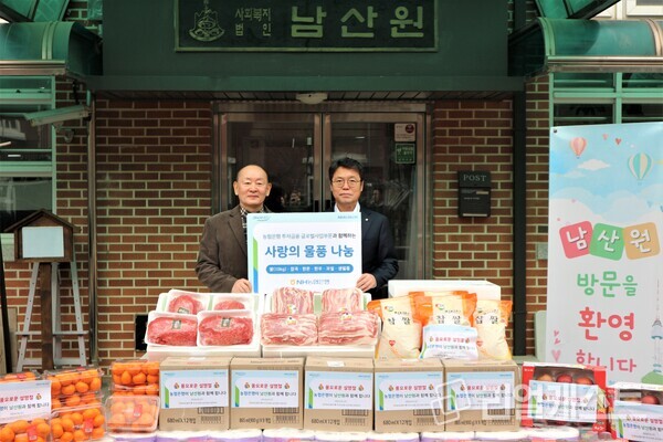 투자금융·글로벌사업부문 손원영 부행장(오른쪽)이 남산원 박흥식 원장과 함께 기념사진을 촬영하고 있다. /NH농협은행 제공