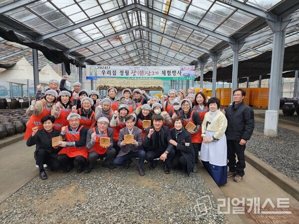 장상우 농협경제지주 마트상품부장, 지평농협 이종수 조합장(첫 줄 왼쪽 3번째, 4번째)과 조합 우수 회원들이 기념사진을 찍고 있다. /농협 제공