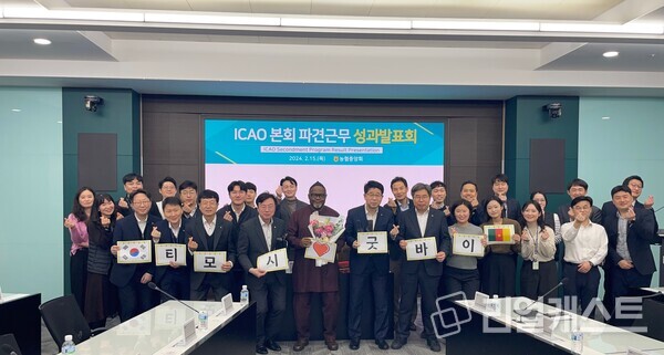 15일 서울 중구 농협중앙회 본관에서 티모시 엔탐 와인딤 국장 및 농협 임직원이 '파견근무 성과발표회'에 참석한 후 기념촬영했다./농협중앙회 제공