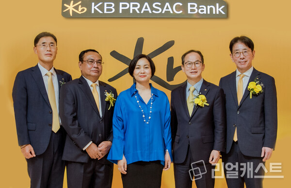 KB국민은행이 23일 캄보디아 프놈펜 소피텔 호텔에서 KB프라삭은행 그랜드 오프닝 행사를 개최했다. (우측부터) 이재근 KB국민은행장, 양종희 KB금융그룹 회장, 찌아 세레이 캄보디아 중앙은행 총재(중앙), 옴쌈은 KB프라삭은행장, 김현종 KB프라삭은행 부행장 / KB금융