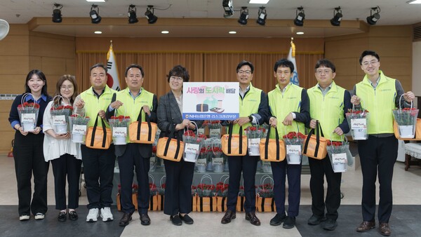7일 농협은행 리스크관리부문 강신노 부행장(오른쪽 네 번째)과 서대문종합사회복지관 정미령 관장(왼쪽 다섯 번째)을 비롯한 참여자들이 사랑의 도시락 배달 봉사활동 기념 촬영을 했다 / NH농협은행