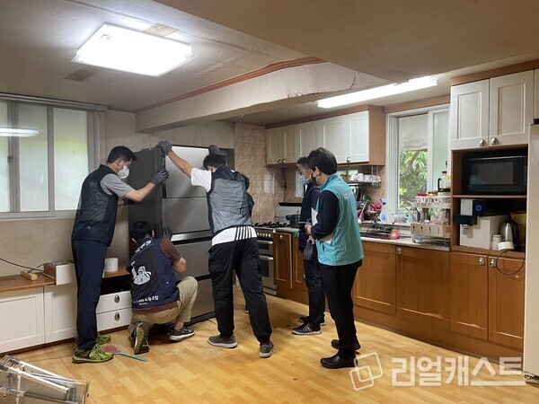 2022년 김포시 고촌읍에서 사랑의 집 고치기 활동에 참여한 KT에스테이트 임직원들.