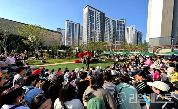 DK아시아가 왕길역 로열파크씨티에서 진행한 토토로파티 행사 모습 /DK아시아