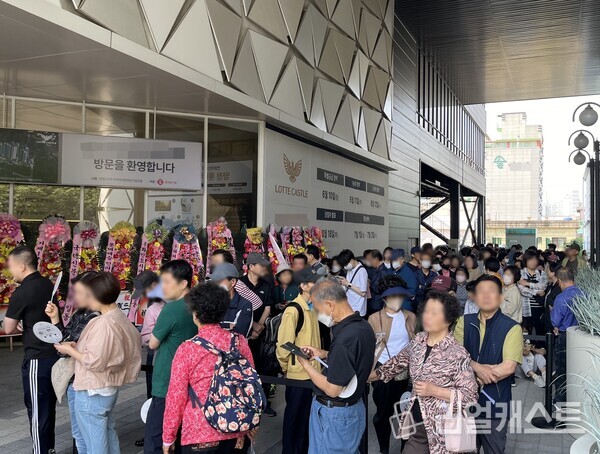 지난 31일 오픈한 양정 롯데캐슬 프론티엘 견본주택에 들어가기 위해 방문객들이 줄을 서고 있다 / 롯데건설