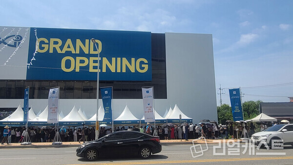 순천그랜드파크자이 견본주택 오픈 첫 날, 관람객이 대거 몰리며 길가에 긴 행렬이 형성됐다 / GS건설