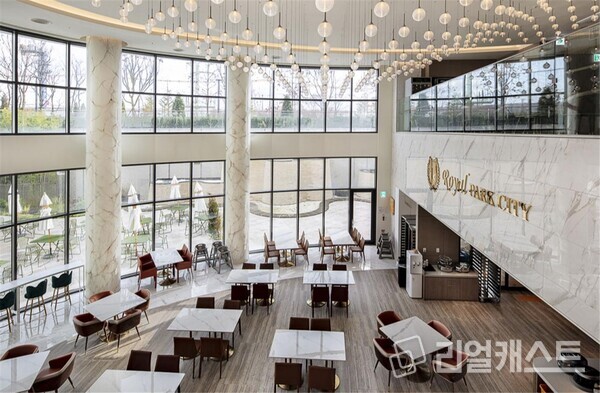 3식 서비스를 제공하는 국내 최대 규모 로열파크씨티 트리니티 라운지 / DK아시아
