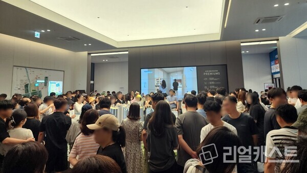 관람객들로 인산인해를 이루고 있는 순천그랜드파크자이 견본주택 내부 전경 /GS건설