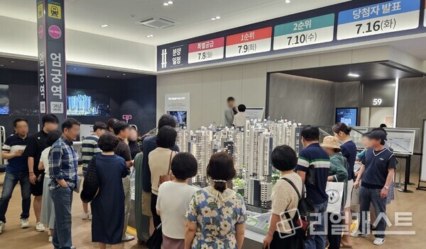 더샵 리오몬트 견본주택 모형도 주변에 내방객들이 모여있다