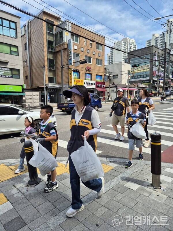지난달 29일 서울 동작구에서 여름철 폭우 대비 빗물받이 인식 개선 및 줍깅 봉사활동을 진행하고 있다. 출처 : KB국민은행