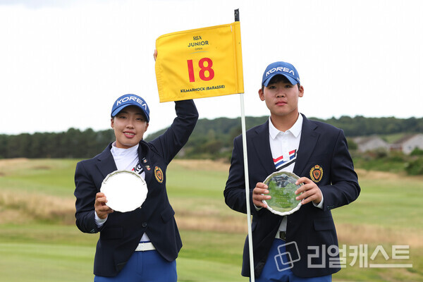 스코틀랜드에서 열린 주니어 오픈에서 남녀 동반 우승을 차지한 이효송(사진 왼쪽)과 안성현 /사진제공  R&A