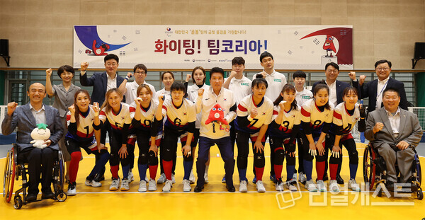 함영주 하나금융그룹 회장이 지난 23일 '대한장애인체육회 이천선수촌'을 방문해  2024 파리 패럴림픽에 참가하는 국가대표 선수단을 격려하고 대한장애인체육회에 후원금을 전달했다. 함영주 하나금융그룹 회장(앞줄 왼쪽 여섯 번째)과 정진완 대한장애인체육회장(앞줄 왼쪽 첫 번째) / 하나금융그룹