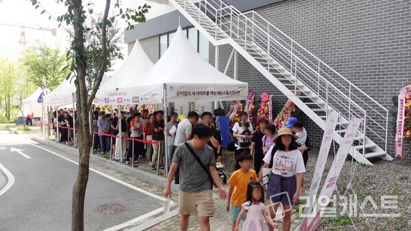 힐스테이트 광주곤지암역 견본주택 내부 입장을 위해 많은 사람들이 줄을 서서 기다리고 있다 / 현대엔지니어링