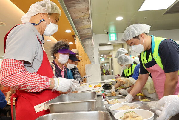 하나금융그룹 임직원과 가족들이 어르신들을 위한 보양식 나눔 봉사활동을 진행했다 / 하나금융그룹