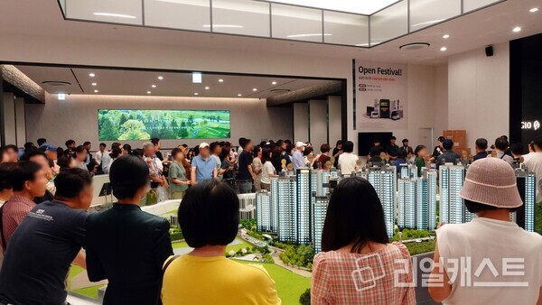 용인 푸르지오 원클러스터 견본주택 내부, 내방객들이 모형도를 관련하고 있다 / 대우건설