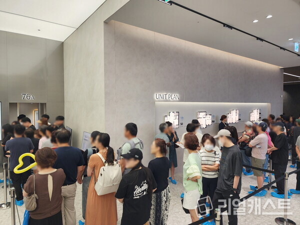 한강 수자인 오브센트 견본주택에 마련된 유닛을 보기 위해 내방객들이 줄을 서서 기다리고 있다 / 한양