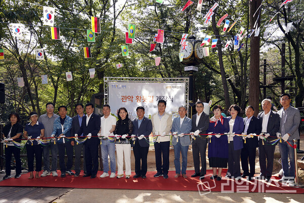 지난 9월 30일(월) 관악산 신림계곡 산책로에서 열린 ‘깨비증권 그린로드’ 개장식에서 KB증권 경영지원부문장 강진두 부사장(오른쪽 여섯 번째)과 박준희 관악구청장(오른쪽 여덟 번째), 맨발걷기국민운동본부 박동창 회장(오른쪽 일곱 번째) 등 관계자들이 테이프 커팅식을 진행하며 기념사진을 촬영하고 있다. /KB증권