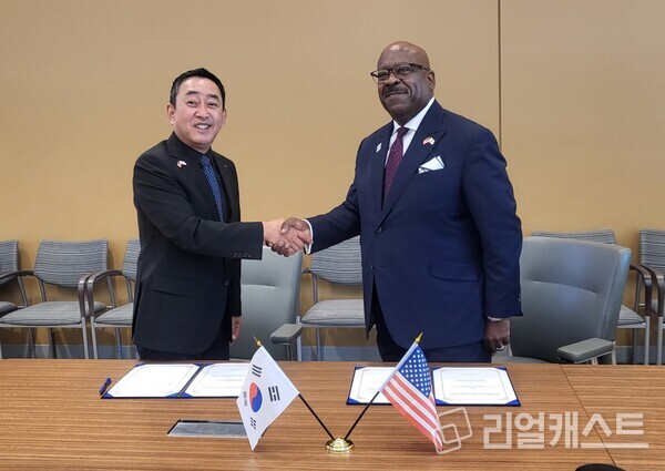 9월 27일(금), 미국 텍사스교통연구원에서 조남민 한국도로공사 도로교통연구원장(왼쪽)과 Greg Winfree TTI 원장(오른쪽)이 업무협약 체결 후 기념촬영을 했다 / 한국도로공사