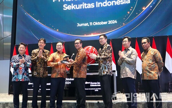 한국투자증권이 11일 인도네시아 현지에서 상장 기념식을 진행했다. 김성환 한국투자증권 사장(왼쪽 3번째)과 제프리 헨드릭 IDX 이사(왼쪽 4번째) 등 관계자들 /한국투자증권