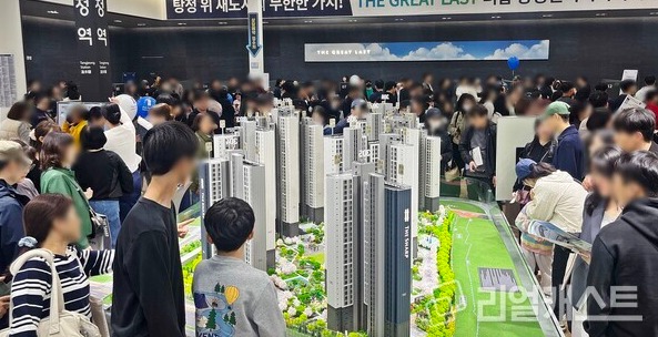 지난 25일 오픈한 더샵 탕정인피니티시티 3차 견본주택에 마련된 모형도 주변에 예비 청약자들이 모여 있다 / 포스코이앤씨