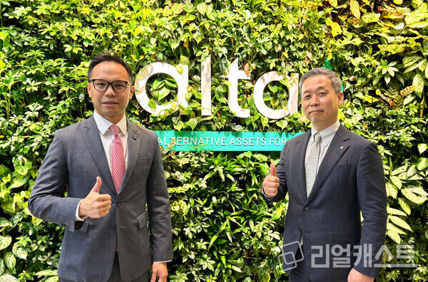 NH투자증권 윤병운 사장(오른쪽)과 알타 켈빈 리(Kelvin Lee) 사장(왼쪽)이 기념촬영을 하고 있다.  출처 : NH투자증권