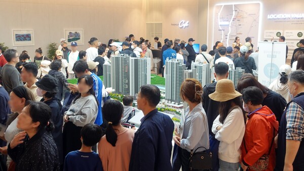 지난 금요일 오픈한 덕계역 한신더휴 포레스트 견본주택에 많은 인파가 모였다 / 한신공영