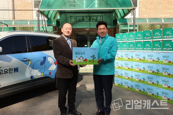 함영주 하나금융 회장(사진 오른쪽)이 청각장애인 운전사가 운전한 '고요한 M' 택시를 타고 중구 예장동에 위치한 아동보육시설 '남산원'에 방문해 임직원의 정성이 담긴 김장김치와 간식을 담은 행복상자를 전달했다. 출처 : 하나금융