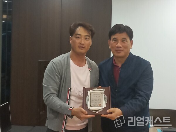 음성 푸르지오 더 퍼스트의 시행사인 삼일개발산업㈜이 입주예정자협의회로부터 감사패를 전달받았다 / 삼일개발산업