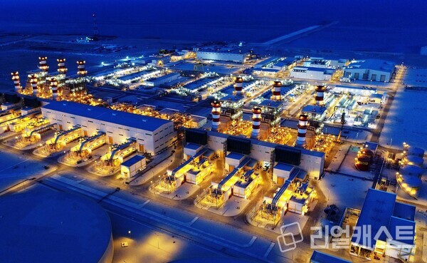 담수·발전 복합 발전소 야간 전경. 출처 : 우리은행