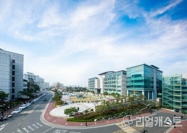 [한양사이버대학교 전경]